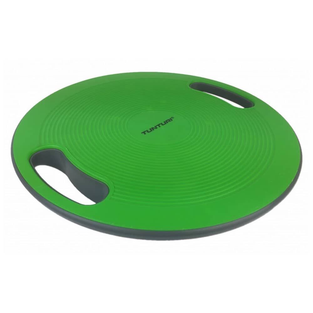 Grünes Balance Board mit Griffen. Runde Form, geriffelte Oberfläche. Marke Tunturi sichtbar. Graue Griffe an den Seiten.