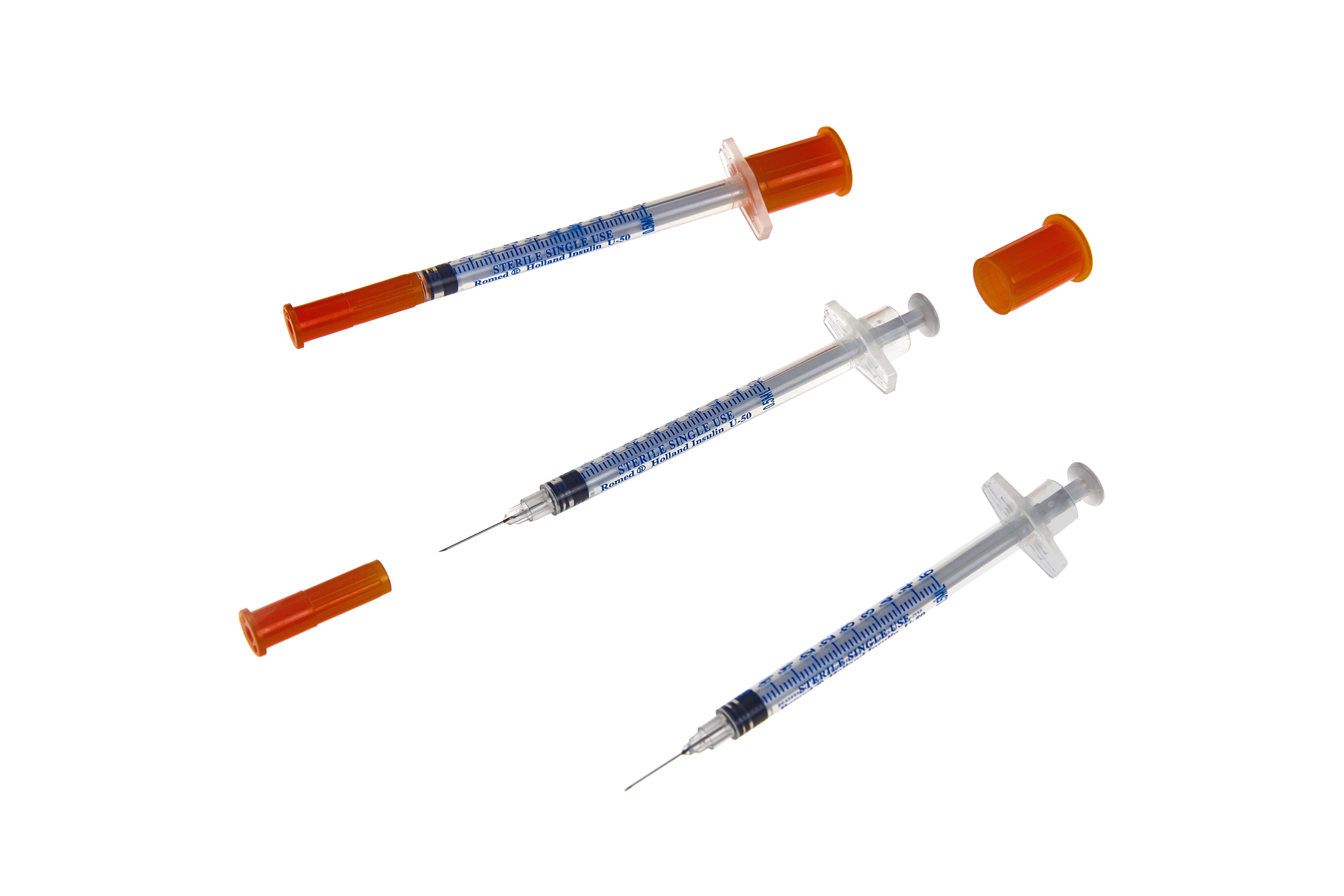 Drei Spritzen mit Nadeln und orangefarbenen Schutzkappen. Transparente Zylinder mit blauer Skala.