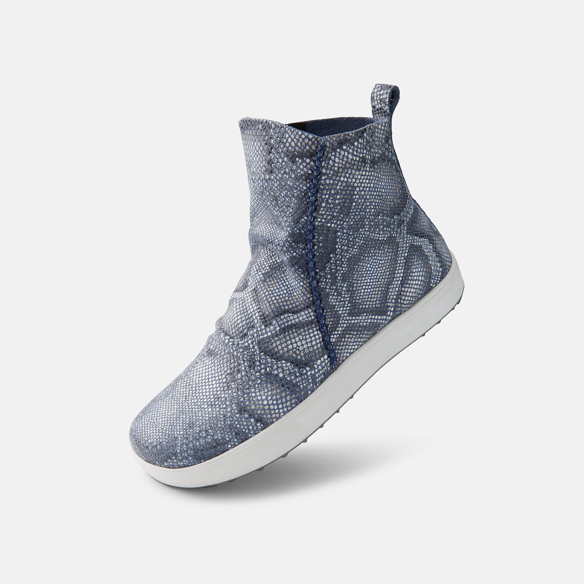 Blaue Stiefelette mit Schlangenmuster und weißer Sohle. Breite Passform.