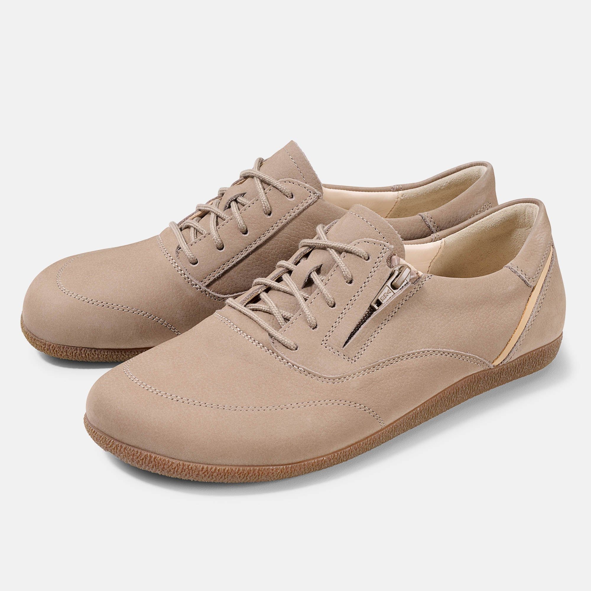 Beige Schnürschuhe mit Reißverschluss. Flache Sohle, hellbraune Schnürsenkel. Seitlicher goldfarbener Akzent.