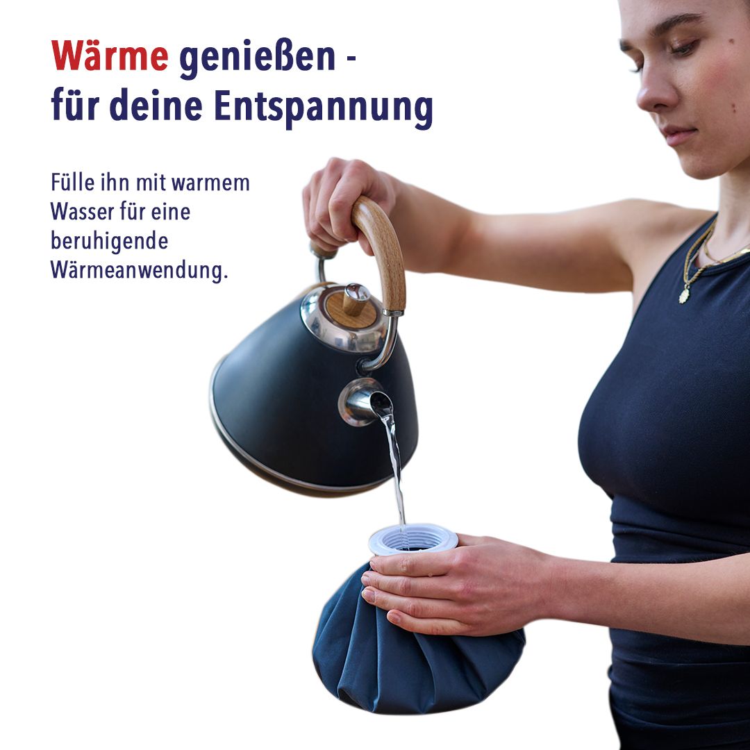 Frau gießt Wasser in Wärmflasche. Text: Wärme genießen - für deine Entspannung.