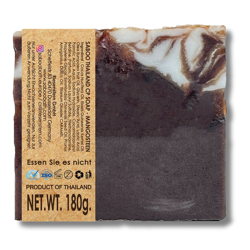 Rechteckige Seife mit Etikett. Text: "Saboo Thailand CP Soap - Mangosteen". "Net.Wt. 180g". ISO-Zertifizierung. "Product of Thailand".