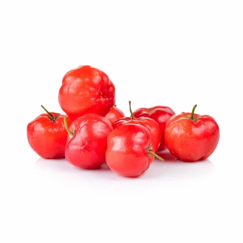 Gruppe von roten Acerola-Kirschen auf weißem Hintergrund. Runde Form, grüne Stiele.