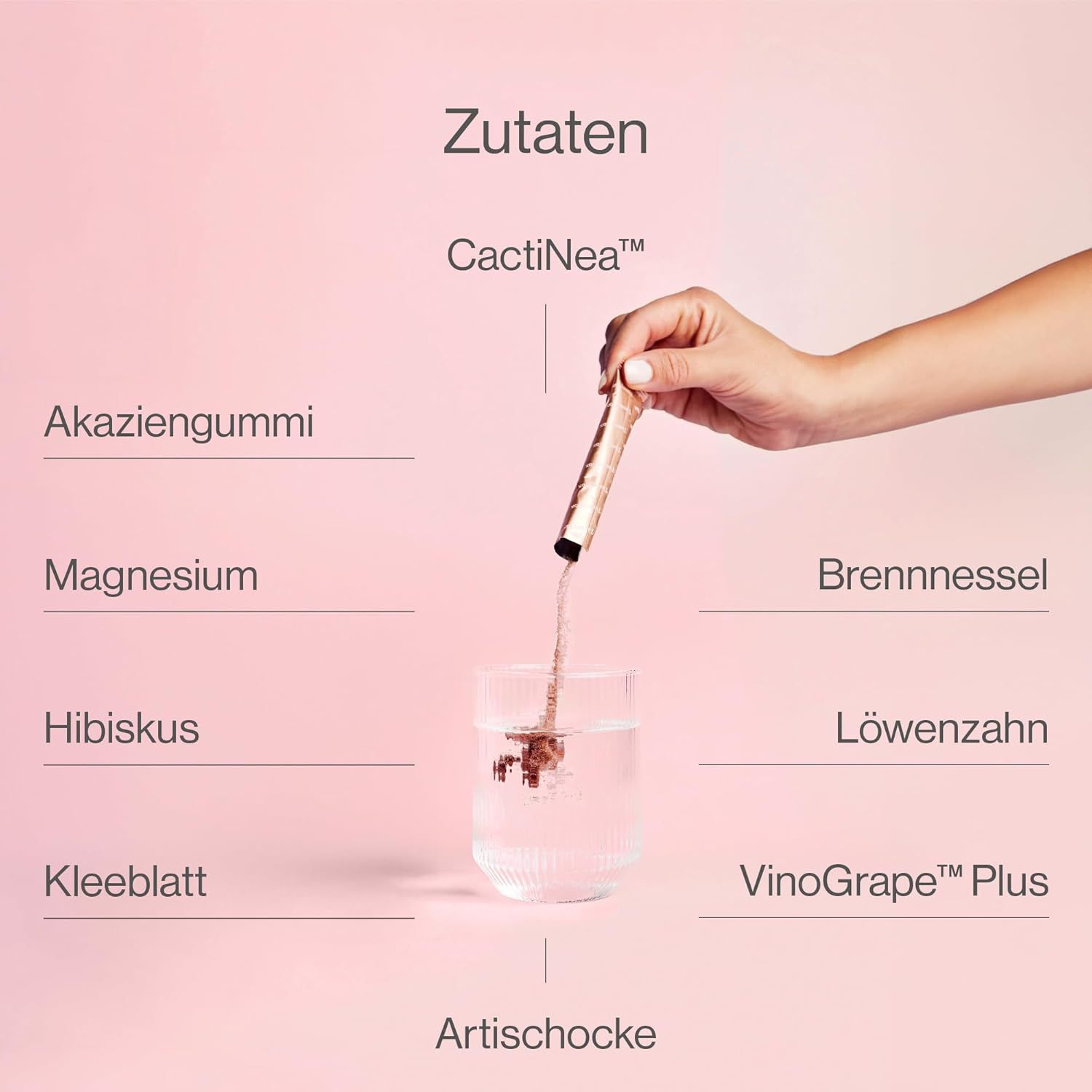 Hand gießt Inhalt eines Sticks in ein Glas Wasser. Zutaten: CactiNea, Akaziengummi, Magnesium, Hibiskus, Kleeblatt, Artischocke, Brennnessel, Löwenzahn, VinoGrape Plus.