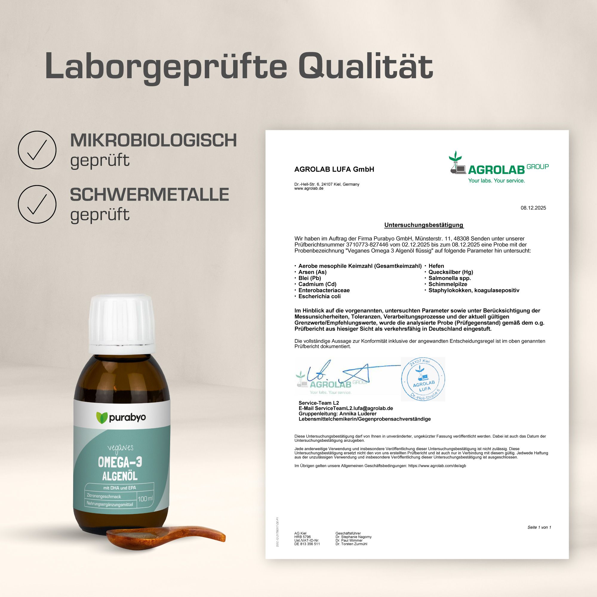 Braune Glasflasche mit purabyo Omega-3 Algenöl und einem Holzlöffel. Ein Zertifikat von Agrolab LUFA GmbH liegt daneben.