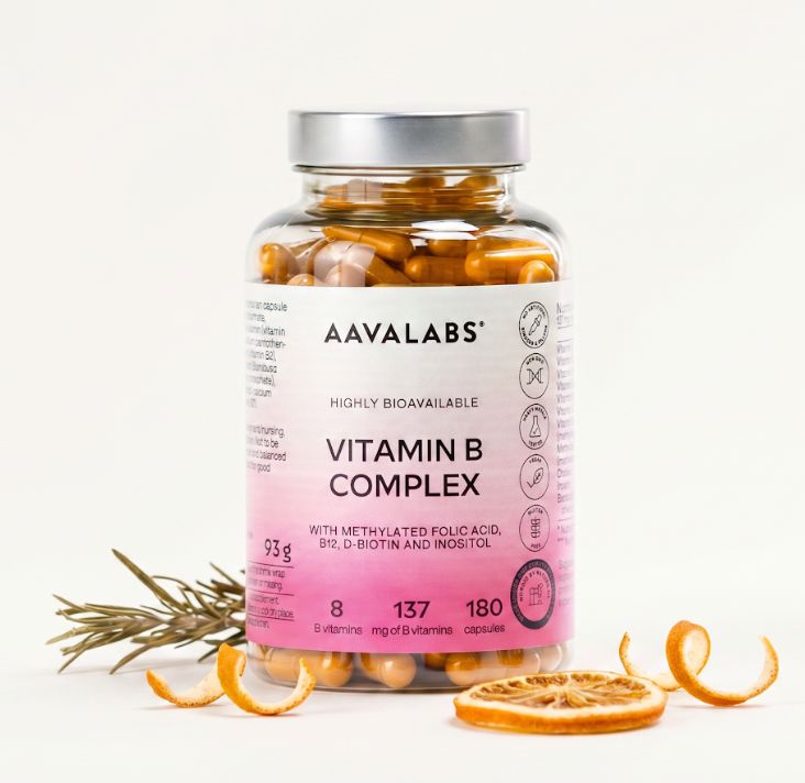 Aavalabs Vitamin B Komplex Flasche mit Kräutern und Früchten.