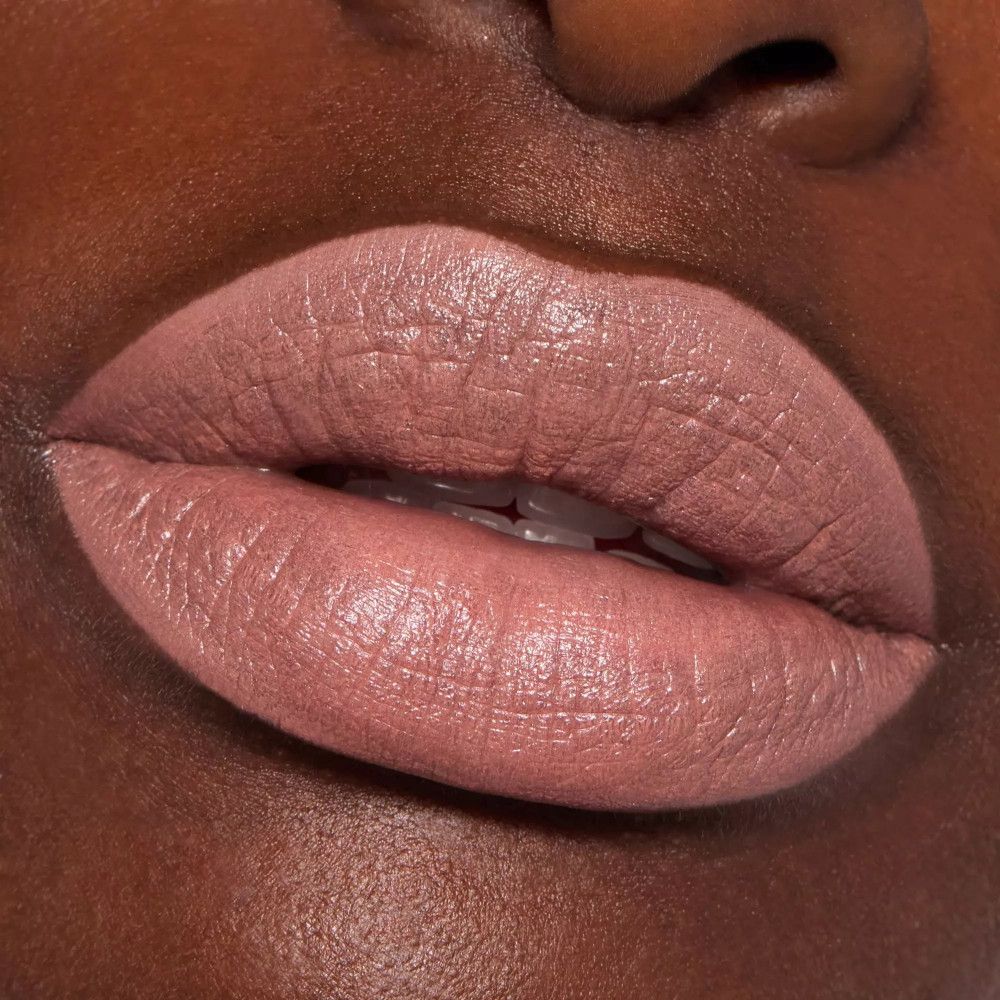 Nahaufnahme von Lippen mit Lippenstift. Farbe: Nude-Braun.