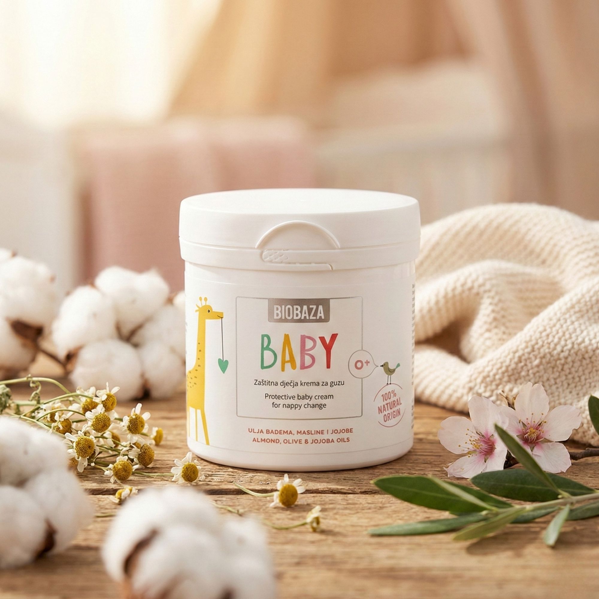 Weißer Tiegel mit Deckel. Aufschrift BIOBAZA BABY, Giraffe, 0+. Text: Protective baby cream for nappy change. 100% Natural Origin.