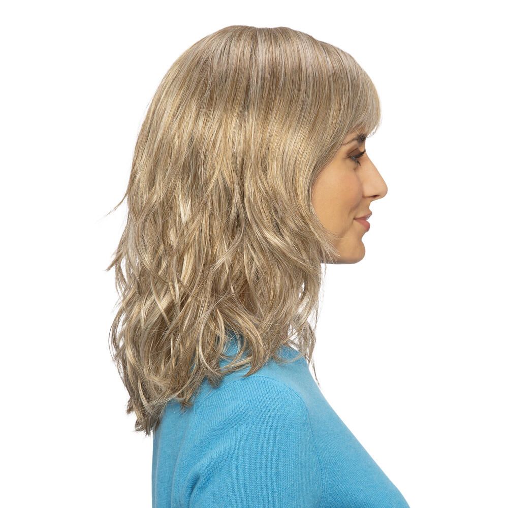 Blond gewellte Perücke mit Pony, Seitenansicht. Die Perücke bedeckt den Kopf und die Schultern.