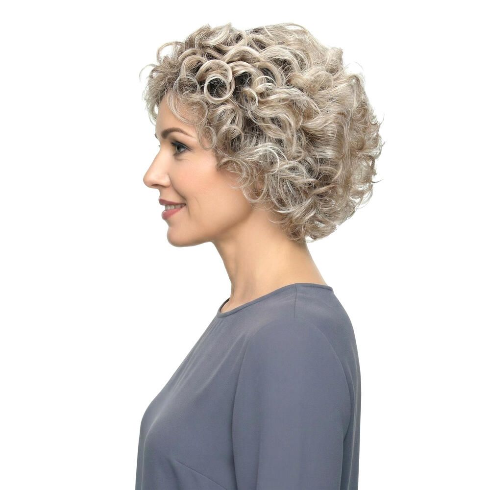 Frau mit Perücke, blond gelockt, Seitenansicht. Graues Oberteil. Profil.