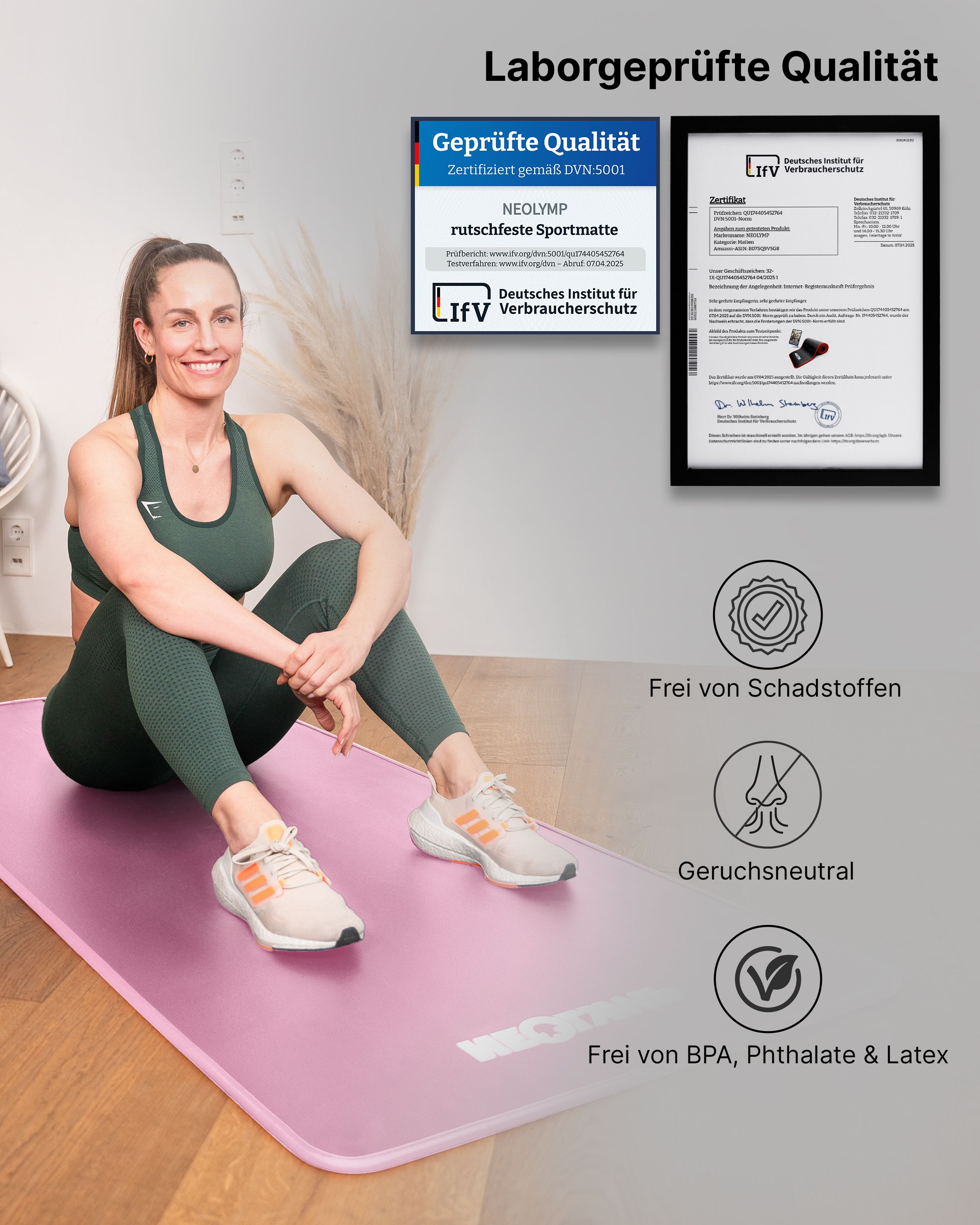 Frau sitzt auf rosa Fitnessmatte. Zertifikate im Hintergrund. Frei von Schadstoffen, geruchsneutral, BPA-frei.