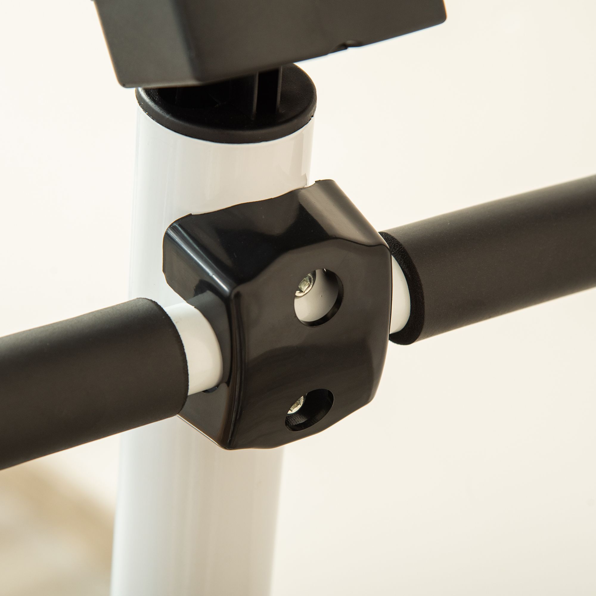 Detailansicht der Stepper-Griffe. Schwarze Griffe, weißes Metall. Verbindungselement.