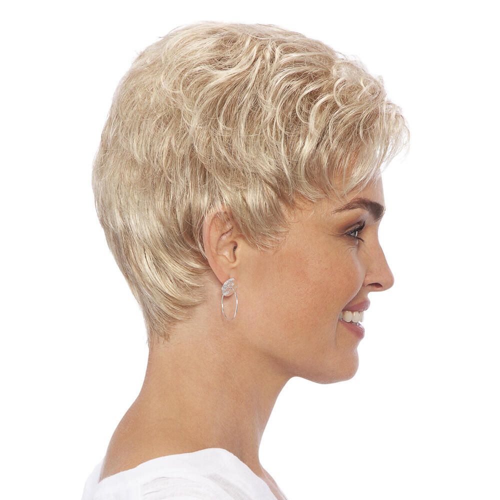 Kurzhaarperücke in Blond. Seitenansicht einer Frau mit Perücke. Kurzer, gestufter Schnitt. Helle Haarfarbe.