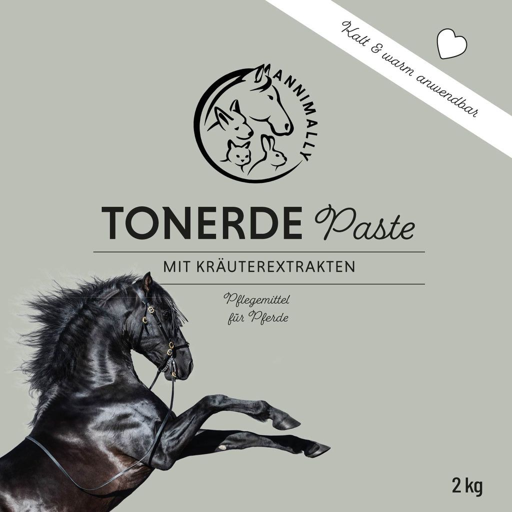 Grauer Hintergrund mit Logo: Annimally. Text: TONERDE Paste, Kräuterextrakten, Pflegemittel für Pferde. Bild: Schwarzes Pferd. Unten rechts: 2 kg.