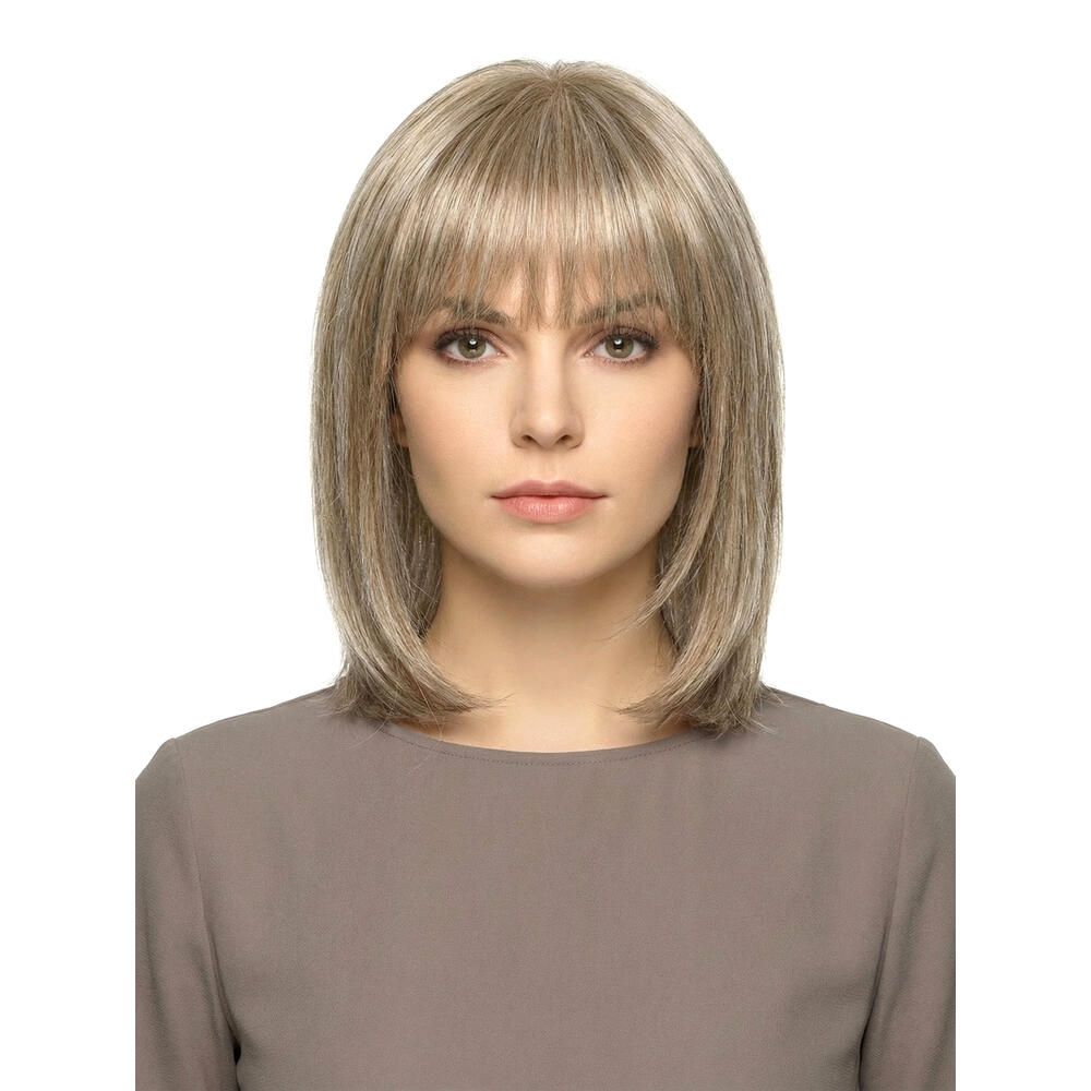 Perücke Mola von trendhair. Blondes Haar mit Pony. Mittellange, glatte Frisur. Frau mit braunem Oberteil.