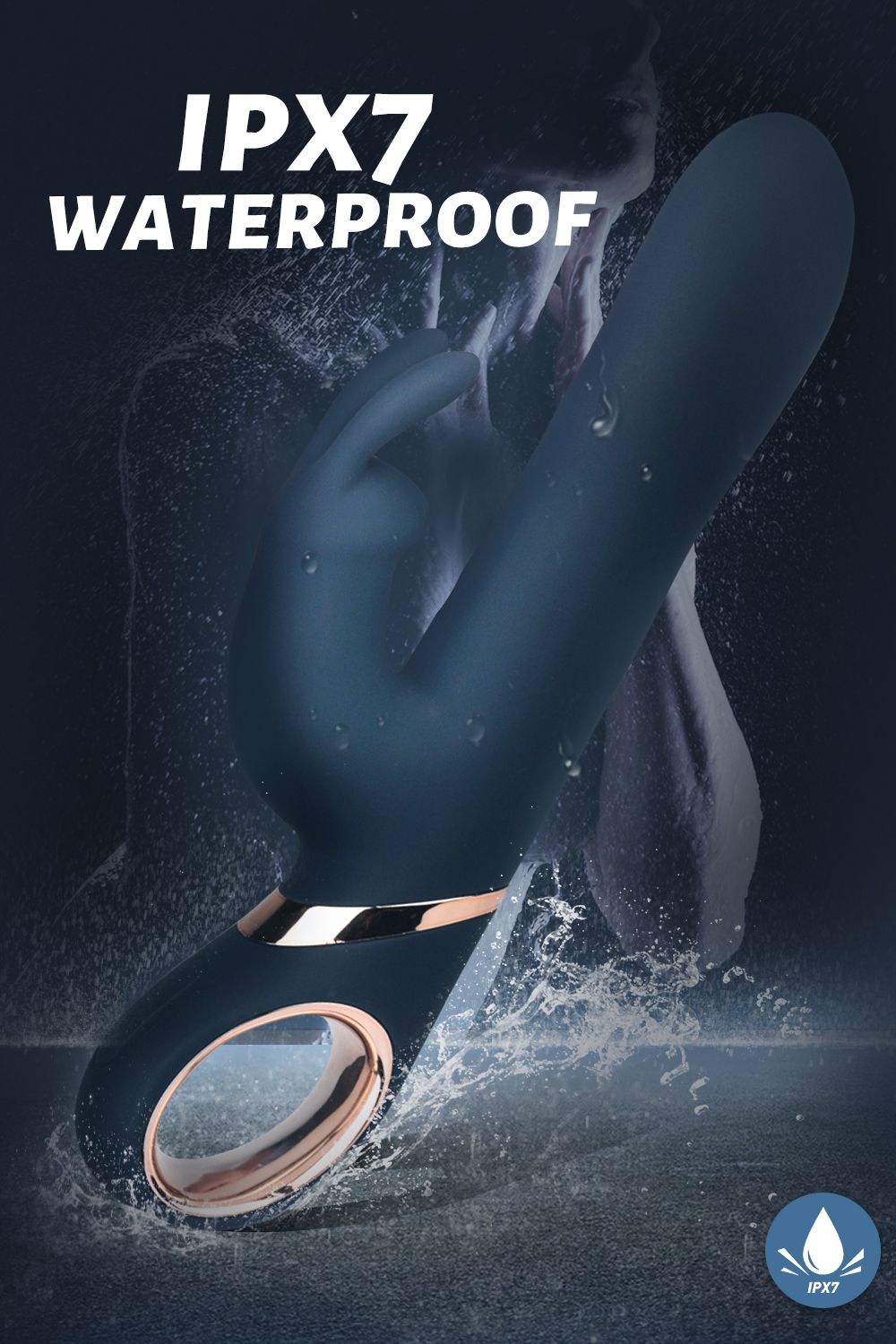 Dunkelblauer Vibrator mit Hasenohren-Aufsatz. Text: 'IPX7 WATERPROOF'. Wasser-Spritzer im Hintergrund.