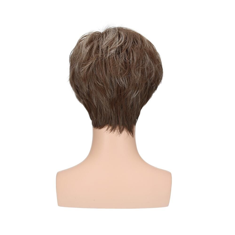 Perücke Magnolie von Lofty auf Schaufensterpuppe. Kurze, braune Haare mit helleren Strähnen. Rückansicht.
