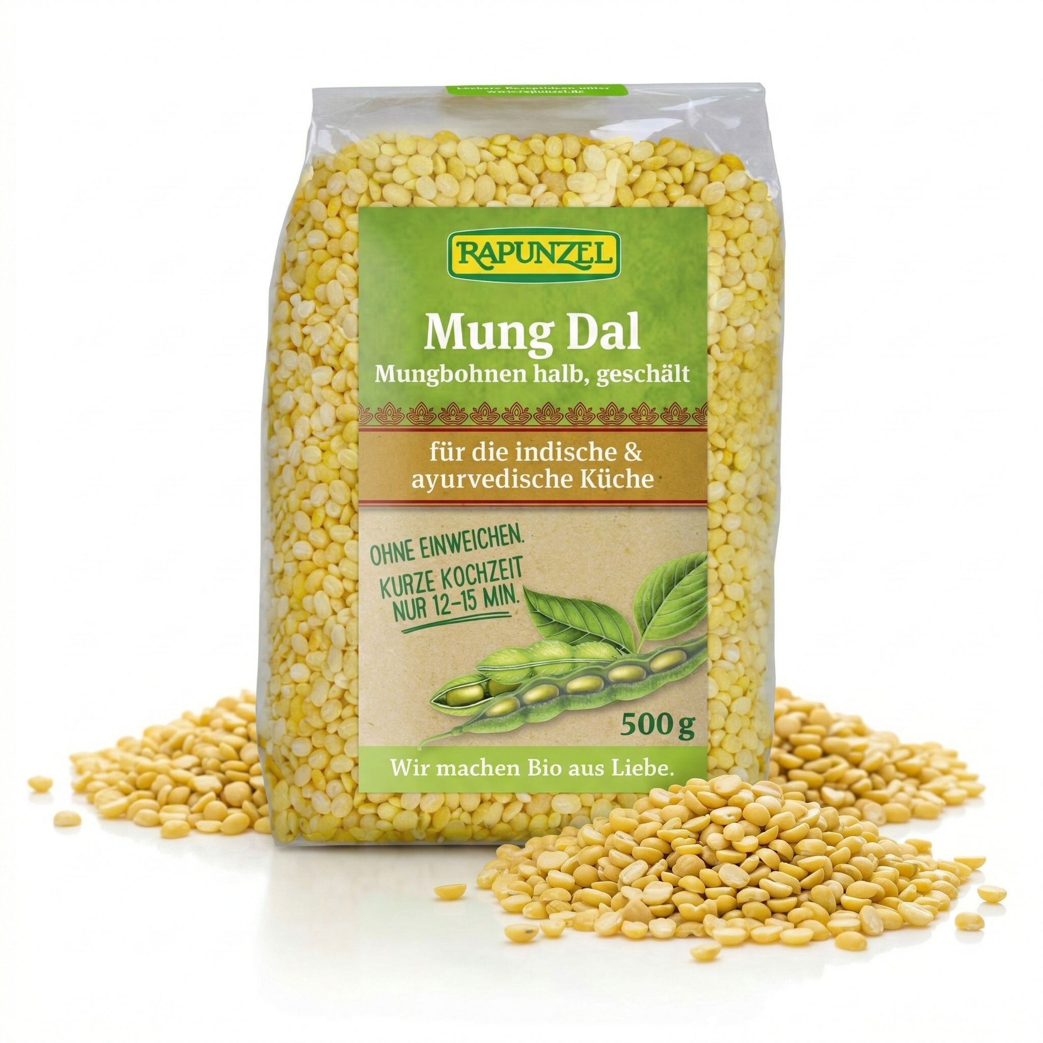 Rapunzel Mung Dal, halb geschälte Mungbohnen, 500g Packung mit verstreuten Bohnen.