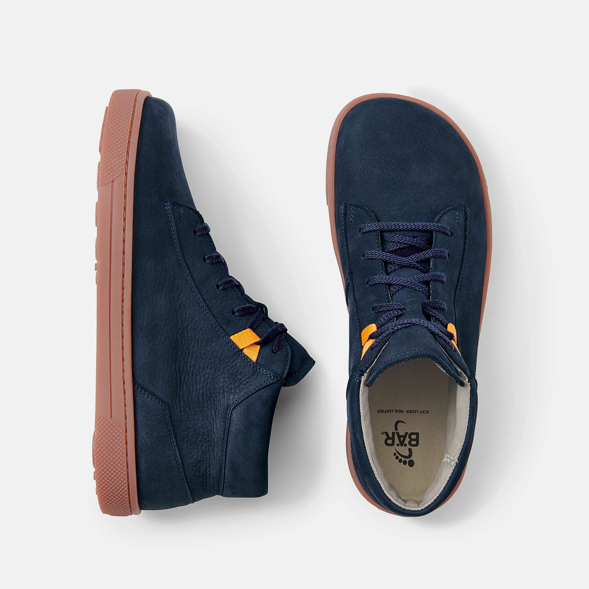 Zwei blaue Stiefeletten mit brauner Sohle. Schnürsenkel und orangefarbene Details. Hellgrauer Hintergrund.