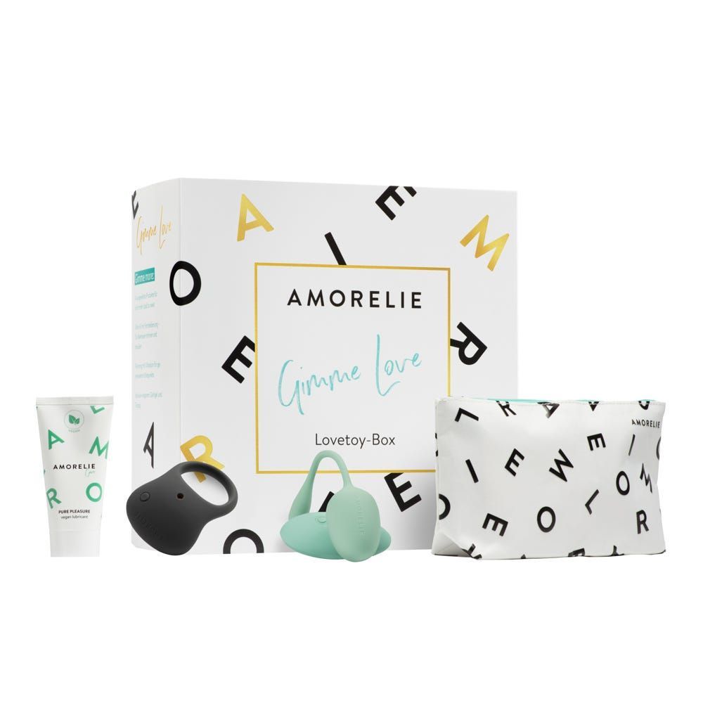 Box mit AMORELIE Gimme Love. Enthält: Ring, Gleitmittel, Tasche, und ein weiteres Produkt. Weißes Design mit Schriftzug.