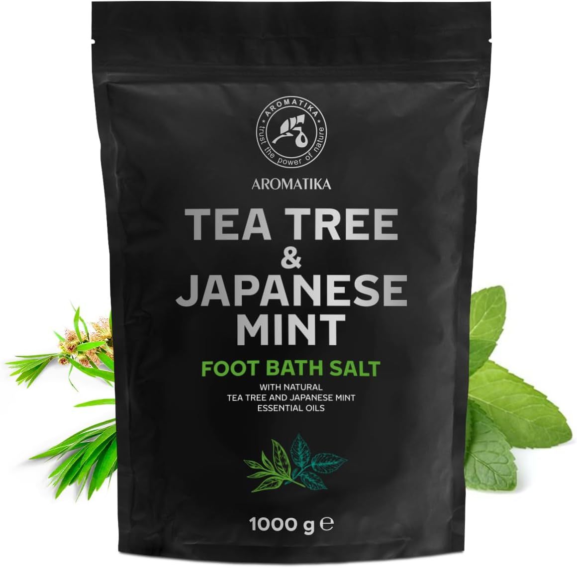 Schwarze Verpackung mit Produktnamen und Logo. Text: Tea Tree & Japanese Mint Foot Bath Salt. 1000 g. Mit Kräutern.