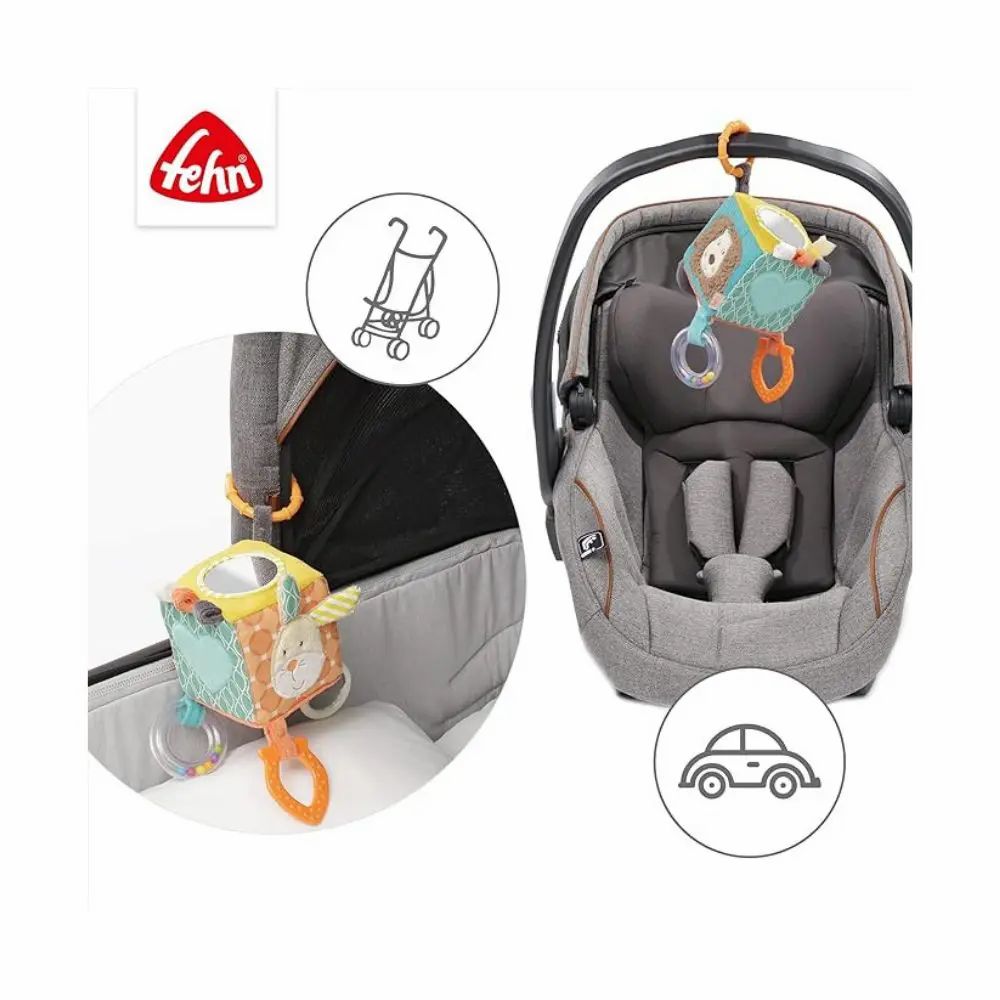 Stoffwürfel am Kinderwagen und im Autositz befestigt. Marke 'Fehn' sichtbar. Abbildung eines Kinderwagens und Autos.