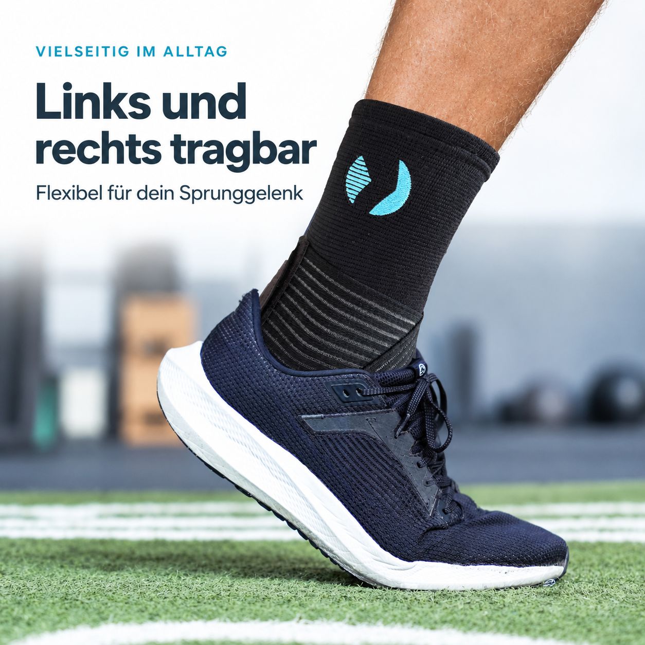 Schwarze Bandage für das Sprunggelenk mit blauem Logo und Streifenmuster.