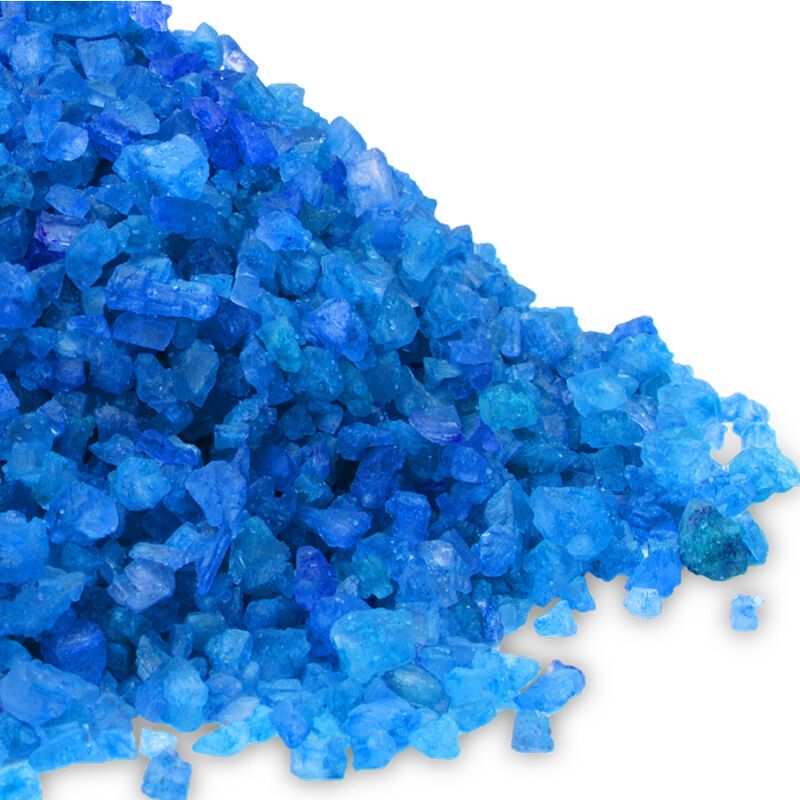 Nahaufnahme von blauem Badesalz. Kristalle unterschiedlicher Größe.