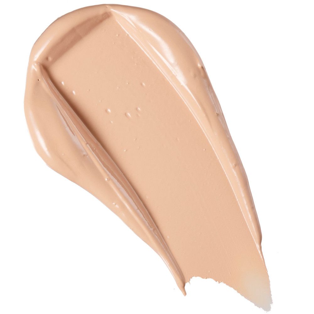 Heller Concealer-Strich auf weißem Hintergrund. Cremige Textur, Farbton hell.