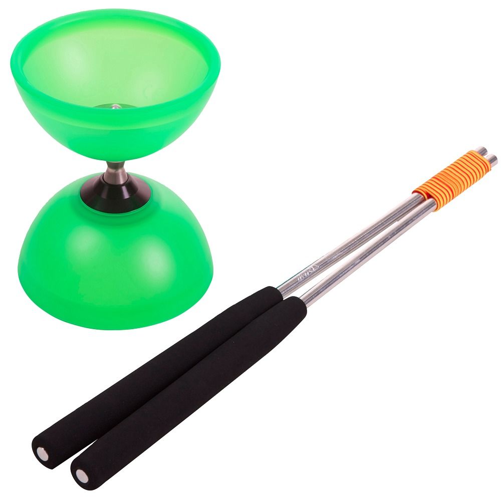 Grünes Diabolo mit zwei Stäben. Das Diabolo hat eine grüne, durchsichtige Form. Die Stäbe sind silberfarben mit schwarzen Griffen und orangefarbenen Wicklungen.