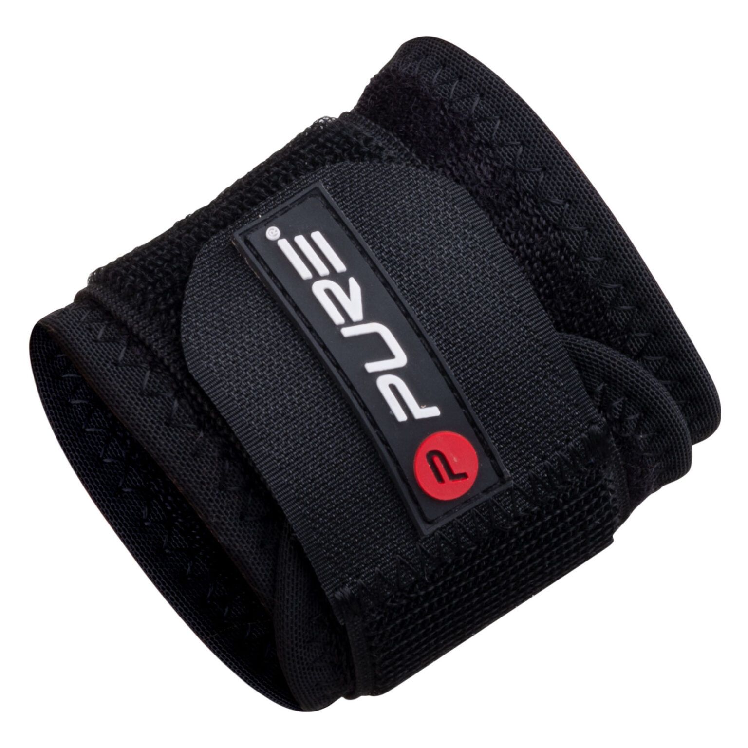 Il tutore per polso Pure2Improve in neoprene nero ha una forma quadrata e una chiusura in velcro. Il logo Pure e una 'R' rossa sono applicati su un'etichetta rettangolare. Il prodotto è progettato per il supporto del polso.