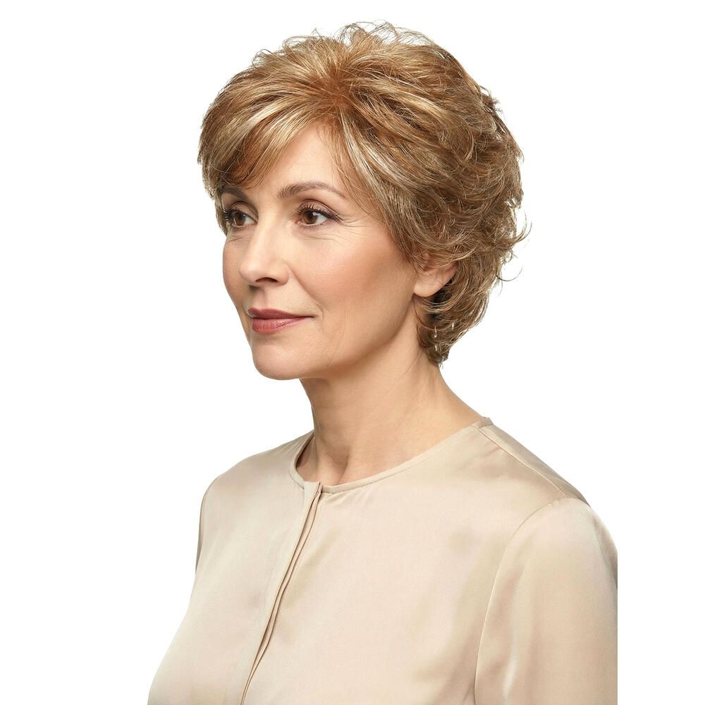 Kurzhaarperücke in Blondtönen. Seitenansicht einer Frau mit Perücke. Natürlicher Look, wellige Struktur.