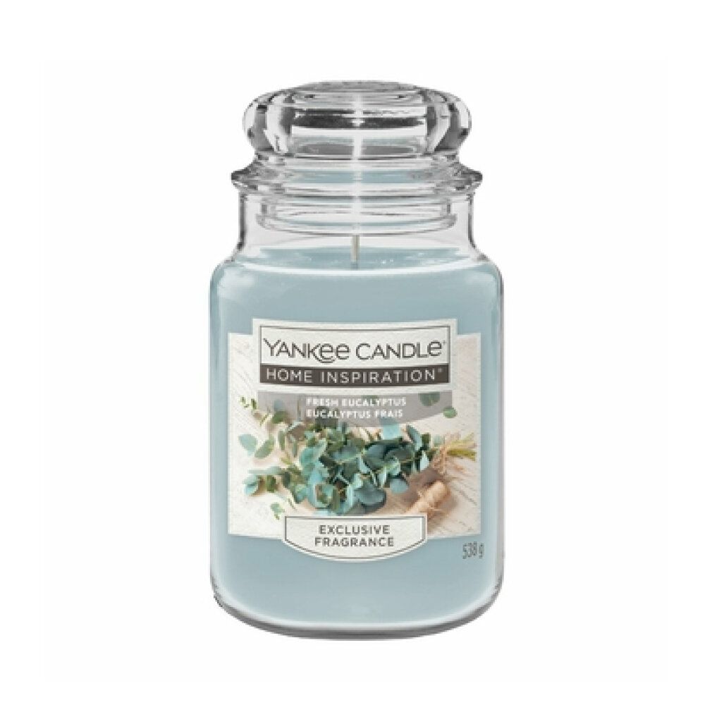 Duftkerze mit Glasdeckel. Hellblaue Kerze mit Etikett und Aufschrift 'Yankee Candle Home Inspiration'. Abbildung von Eukalyptus.