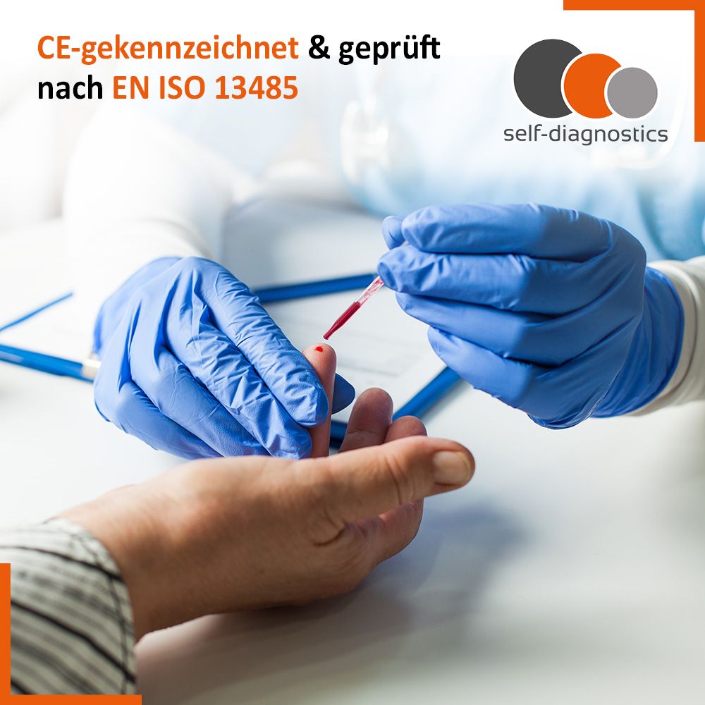 Person mit blauen Handschuhen entnimmt Blut aus dem Finger. CE-Kennzeichnung und geprüft nach EN ISO 13485.