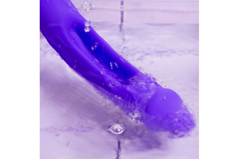 Lila Vibrator im Wasser. Nur ein Teil des Vibrators ist sichtbar.
