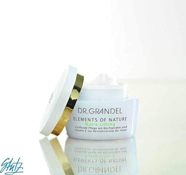 Offenes Creme-Glas mit Deckel daneben. Schriftzug: DR. GRANDEL, ELEMENTS OF NATURE, Nutra Lifting. Creme sichtbar.
