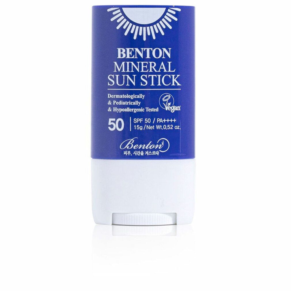 Blauer, zylindrischer Sonnenstift mit weißem Boden. Aufschrift: BENTON MINERAL SUN STICK, SPF 50+/PA++++. Vegan-Siegel.