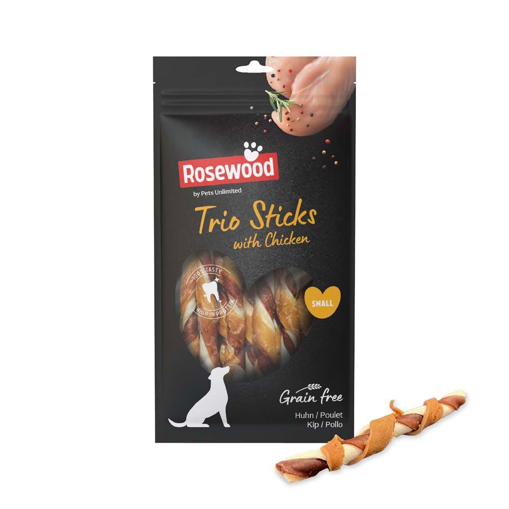 Schwarze Tüte mit Rosewood Trio Sticks. Aufschrift: Trio Sticks with Chicken, Grain Free, Small. Ein Stick liegt daneben.