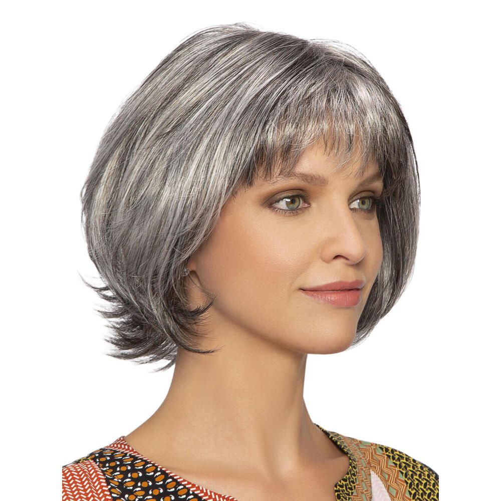 Perücke Maren von trendhair. Grauer Bob mit Pony. Nahaufnahme einer Frau.