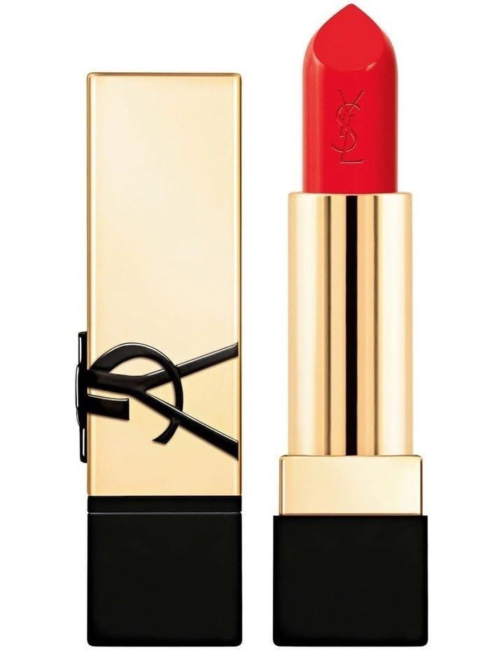 Roter Lippenstift in goldener Hülse. Schwarze Basis und goldene Hülle mit schwarzem Logo. YSL-Logo auf dem Lippenstift.