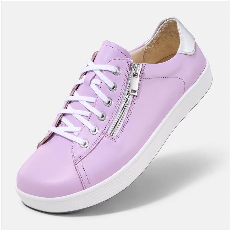 Lilafarbener Schnürschuh mit weißer Sohle und Reißverschluss. Silberfarbener Fersenbereich. Breite Passform.