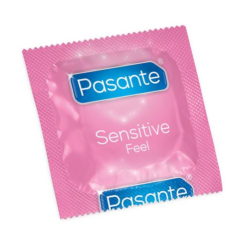 Rosa Kondomverpackung mit "Pasante Sensitive Feel".