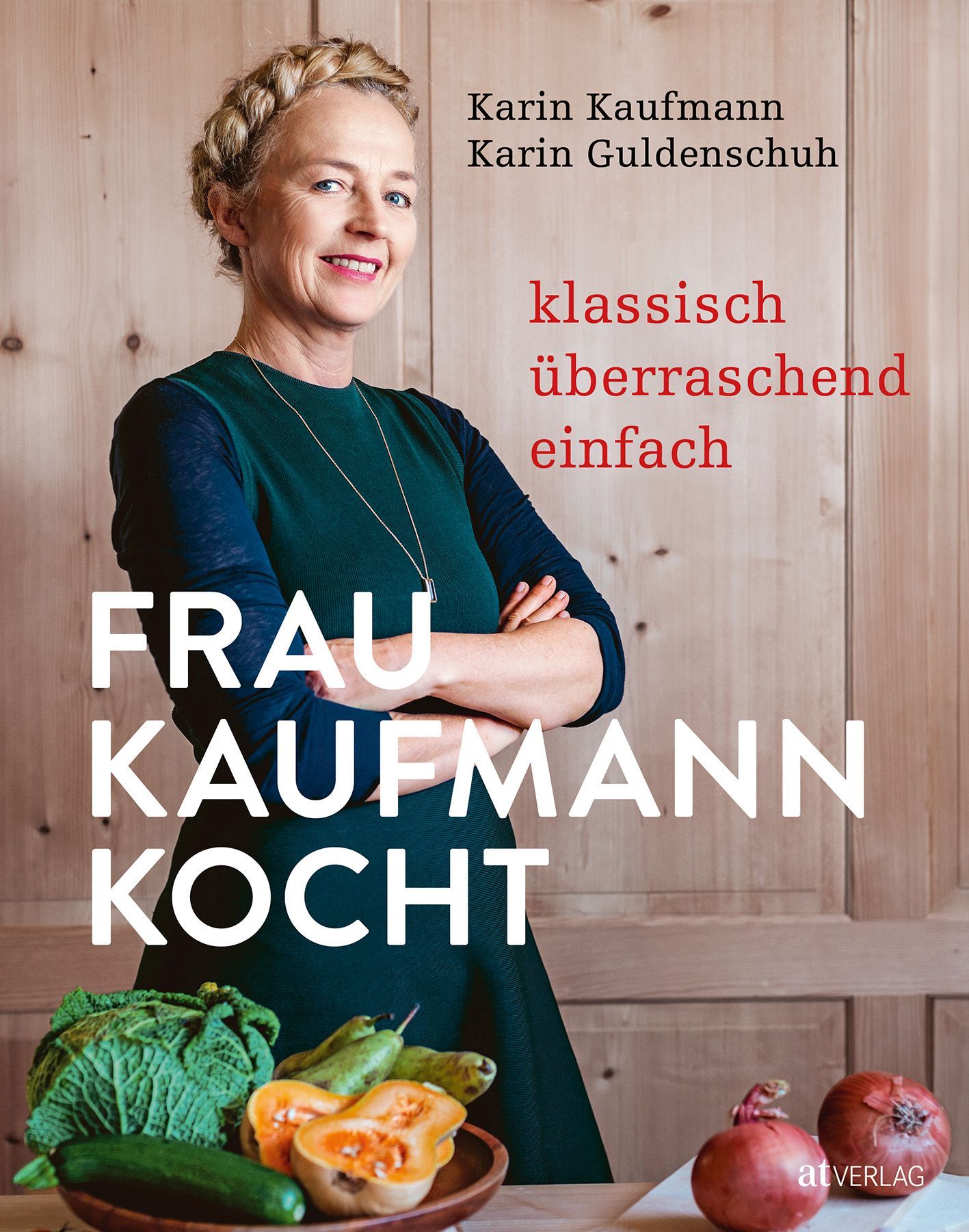Buchcover mit Frau, Titel: Frau Kaufmann kocht. Autoren: Karin Kaufmann, Karin Guldenschuh. Aufschrift: klassisch, überraschend, einfach. Verlag: at Verlag.