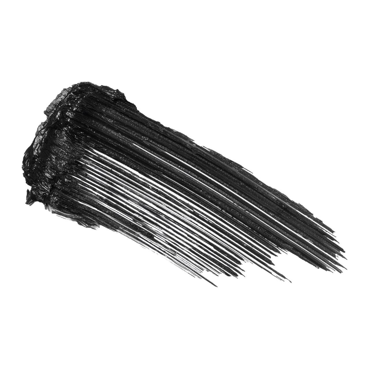 Schwarzer Mascara-Abstrich auf weißem Hintergrund. Textur sichtbar.