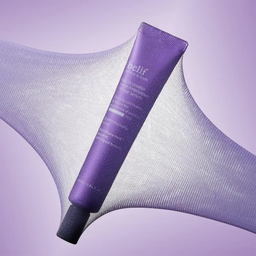 Lila Tube mit schwarzem Deckel. Aufschrift: belif, Youth creator - age knockdown V eye serum. Auf hellem Hintergrund.