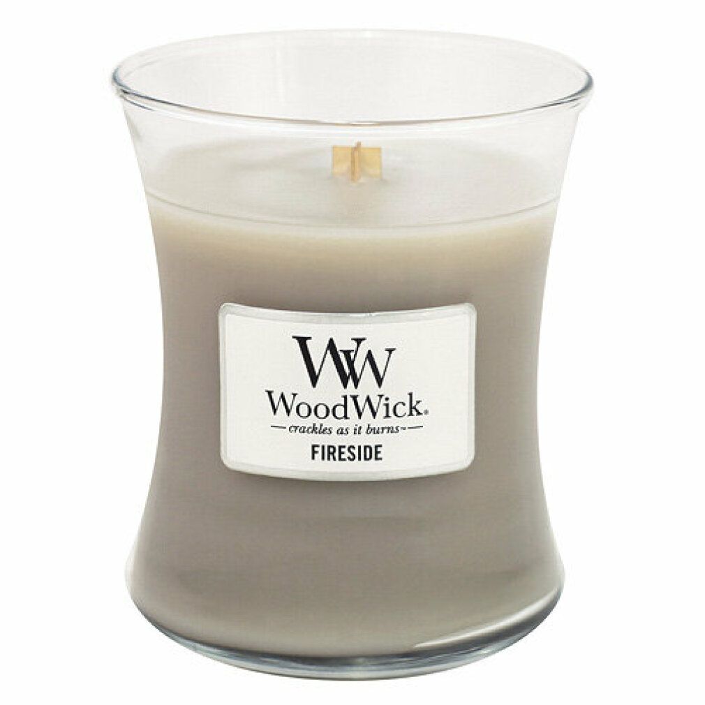 Kerze in Sanduhrform. Graues Wachs, weißes Etikett mit WoodWick-Logo und Schriftzug 'Fireside'. Holzdocht sichtbar.