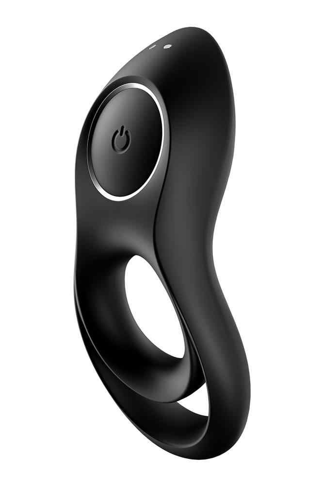 Schwarzer Duoring-Vibrator mit zwei Öffnungen und einem Bedienfeld mit Ein/Aus-Taste. Zwei kleine Punkte oben.