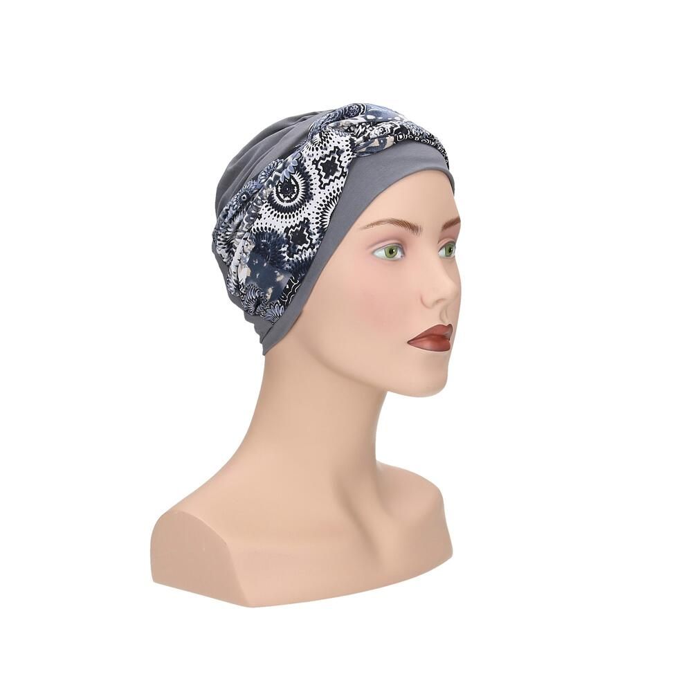 Grauer Turban mit floralem Muster. Auf einem Mannequin präsentiert. Schräge Ansicht.