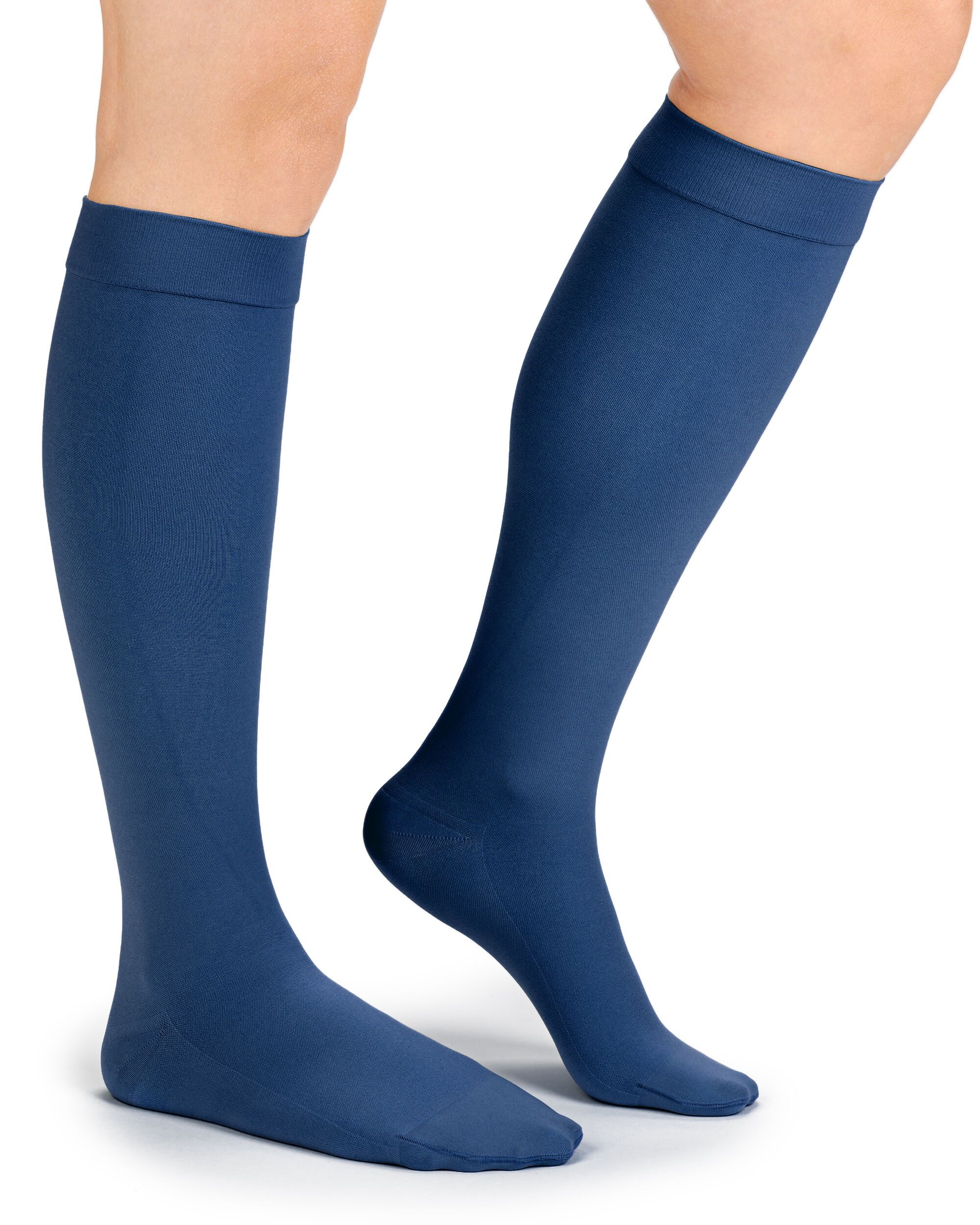 Kniestrümpfe, blau. Blick von der Seite auf zwei Beine mit Kompressionsstrümpfen. Glatter Stoff, bis zum Knie reichend.