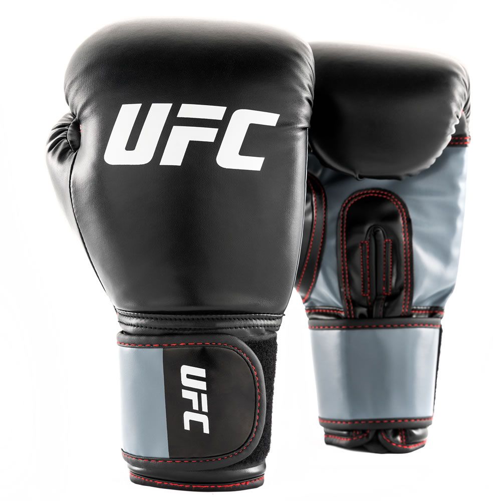 Schwarzer UFC Boxhandschuh. Graue Handgelenkstütze mit roter Naht. UFC-Logo in Weiß.